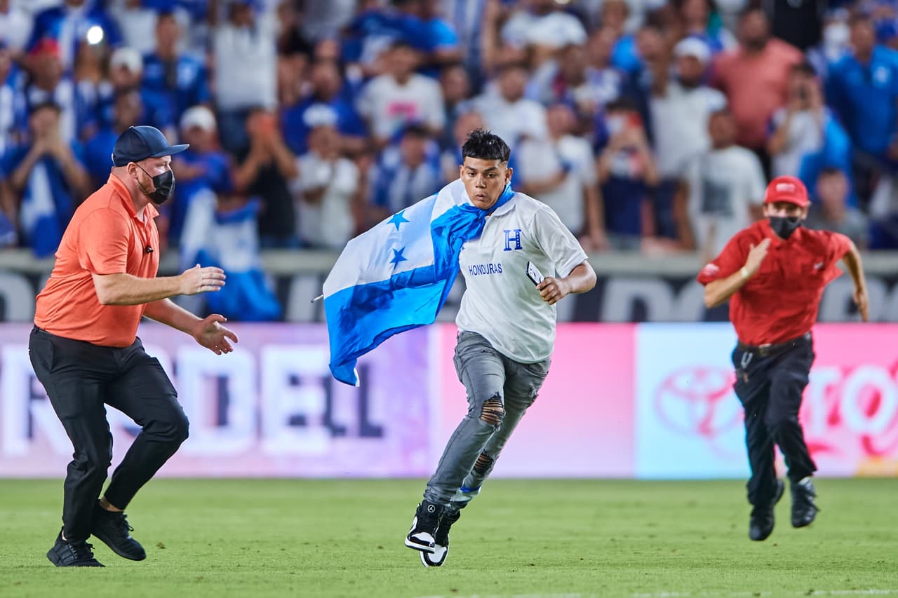 Un espontáneo se hizo presente en el partido.