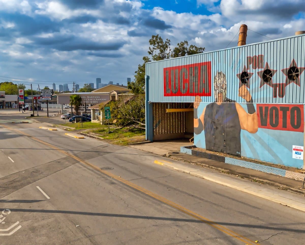 La Unión Americana de Libertades Civiles de Texas, Up Art Studios y el luchador Black Star Reynosa inauguraron un nuevo mural en el East End de Houston
<b>animando a los residentes latinos a votar en las elecciones generales</b>.
<br>