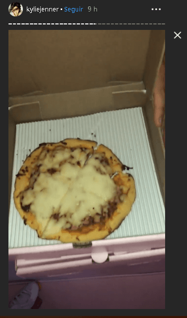 Las pizzas también formaron parte del menú de la noche tal y como lo mostró Kylie en sus historias de 
<b><a href="https://www.instagram.com/kyliejenner/" target="_blank">Instagram</a></b>.