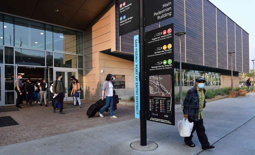 Para los menores de edad, hasta los 17 años, no es necesario haber cumplido con los requisitos de vacunación.