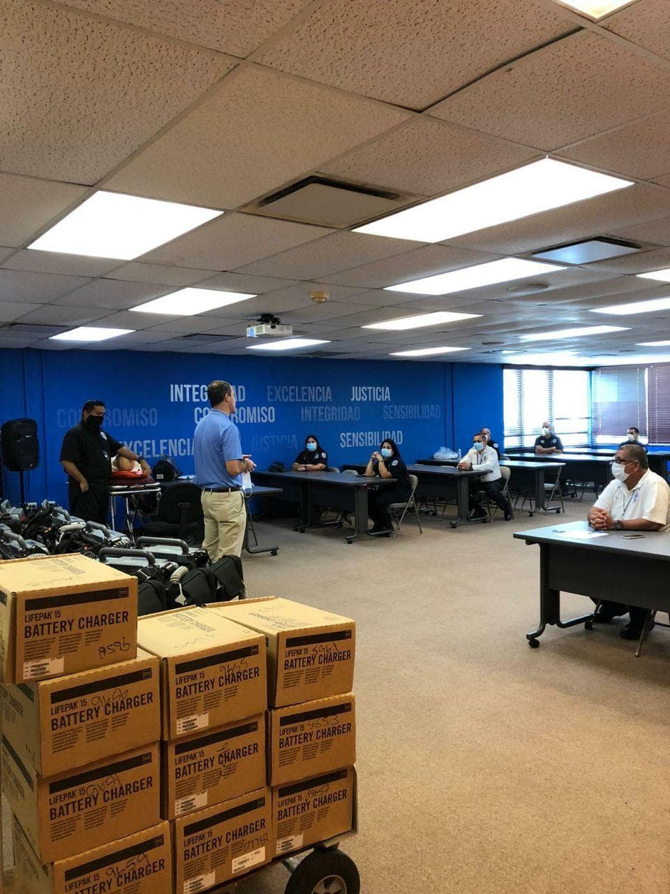 “Para nosotros es de suma importancia atemperar los instrumentos de trabajo a la más alta tecnología y que nuestro personal trabaje con equipo de primera. El compromiso de la gobernadora Wanda Vázquez Garced y de este servidor, es identificar los recursos necesarios y que nuestros paramédicos tengan las herramientas óptimas para brindar sus servicios al pueblo. Estamos orgullosos de contar con personal capacitado y comprometido con salvar vidas”, destacó el Secretario.
<br>