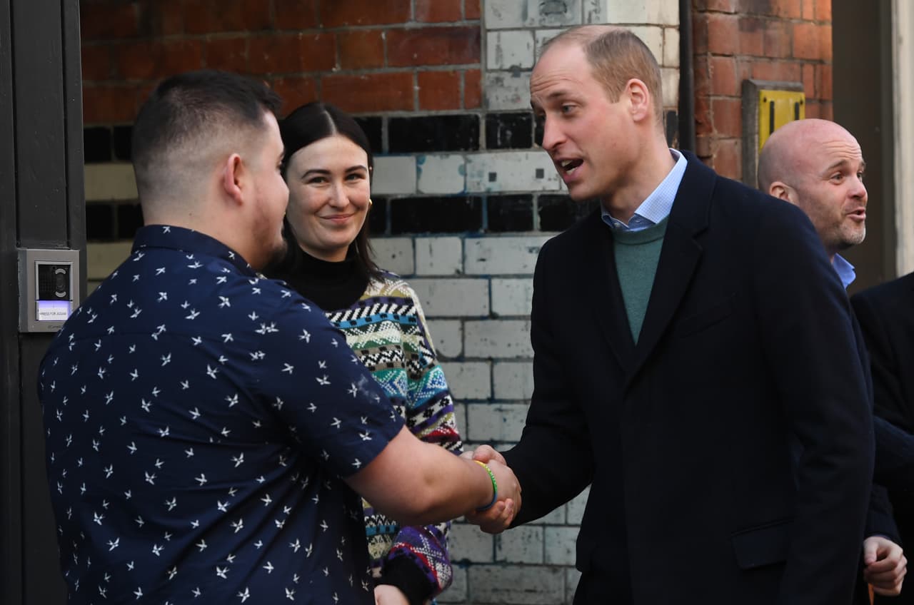 Entonces, el príncipe hizo una mueca con fingido horror y bromeó con el paramédico: "¡Por cierto, 
<b>el duque y la duquesa de Cambridge están propagando el coronavirus</b>!". Esto lo comentó luego de que algunos medios han señalado que los Cambridge han tomado con ligereza la emergencia y continúan saludando de mano a las personas durante su gira en Irlanda. 
<br>