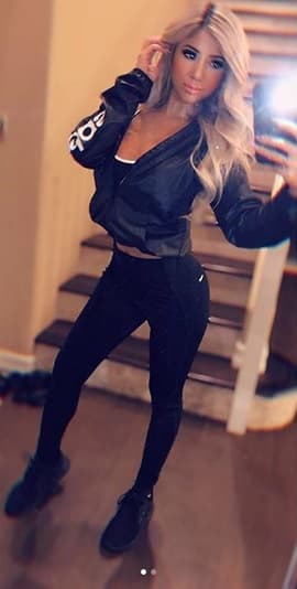 Las Vegas Review-Journal informó que González sufría de un trastorno mental y que sus vecinos dijeron haberla visto 
<b>caminando por las calles en tacones y lencería</b>.