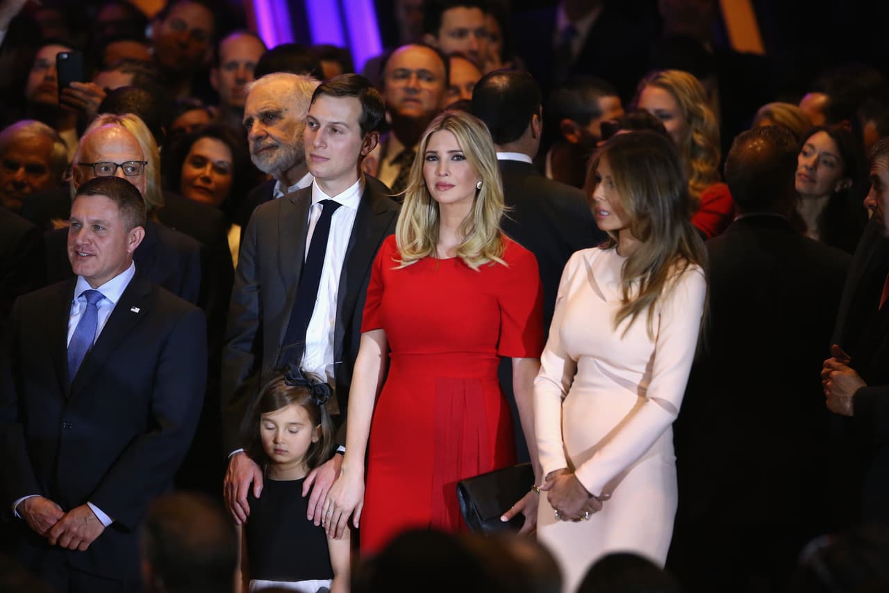 Melania acompañó a su marido a lo largo de toda su campaña en Las Primarias. Este vestido rosa cuarzo lo usó para recibir la noticia de que su marido había ganado en el estado de Nueva York.