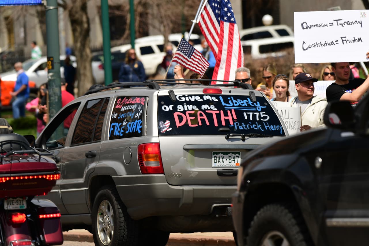 <b>“Dame la libertad o dame la muerte”</b>, escrito sobre un auto en Denver. Esta frase se le atribuye a Patrick Henry, uno de los padres fundadores de Estados Unidos.