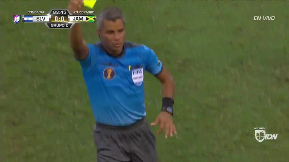 Tarjeta amarilla. El árbitro amonesta a Damion Lowe de Jamaica