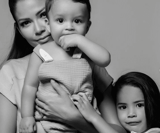 Recientemente compartió en Instagram una tierna sesión de fotos hecha por el fotográfo Jesús Pérez donde escribió lo siguiente: "Y él me confirmó que una Madre ama a sus hijos por igual, y que con la llegada de otro bebé el amor, la felicidad y las sonrisas se multiplican".