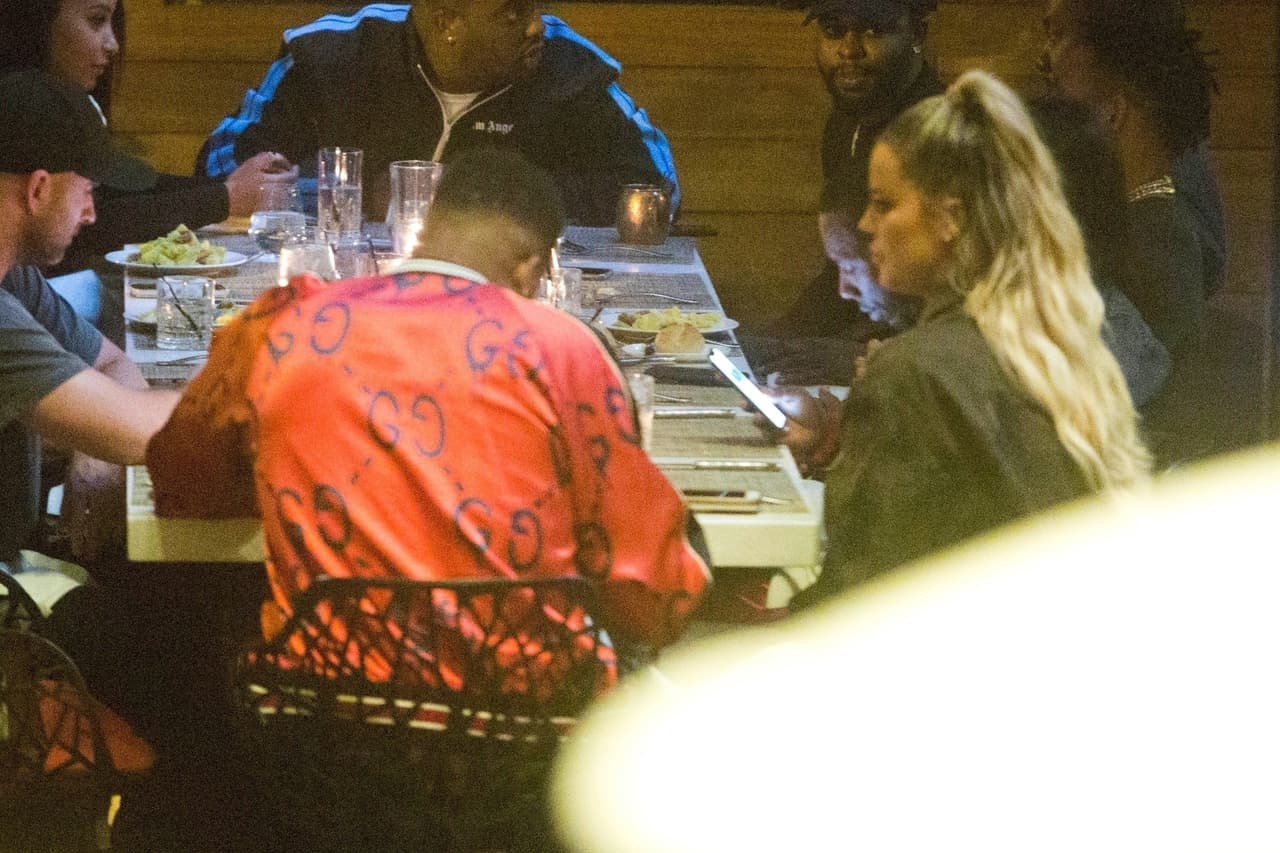 “Mi pequeña se va a la cama a las 8:00 p.m.. Así que tengo unas horas para disfrutar de ‘ser una adulta’, pero la verdad es que 
<b>preferiría quedarme con ella, pero lo intenté anoche</b>”, añadió.