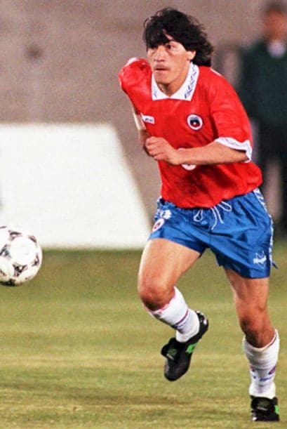 En un juego definitivo en las eliminatorias rumbo a Italia 1990 disputado en Brasil, el portero chileno Roberto ‘Condor’ Rojas se cortó su propio rostro para simular una agresión de la afición brasileña. Este engaño que produjo la suspensión del partido generó un castigo de por vida al famoso arquero andino, además de la automática eliminación de Chile de las eliminatorias rumbo al Mundial de Estados Unidos 1994.