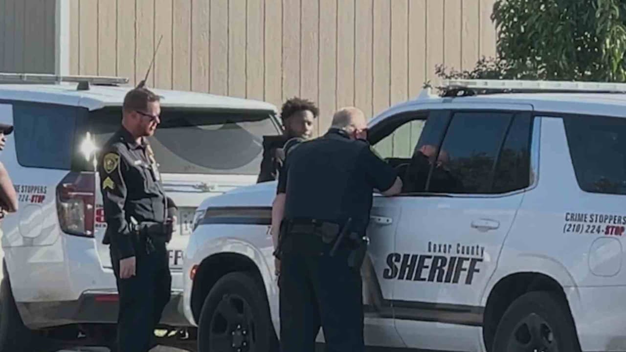 Oficiales del condado de Bexar detienen a hombre por no querer bajar las manos, denuncian vecinos