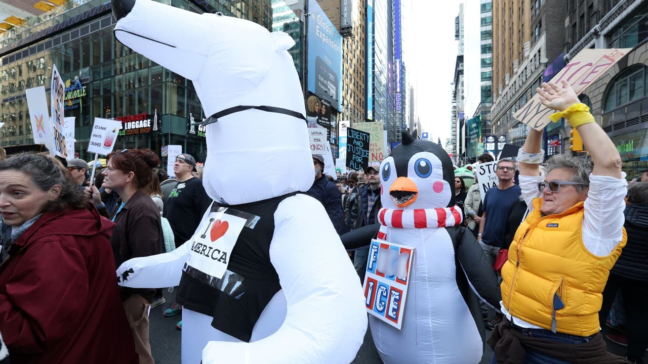 Con 
<b>los disfraces inflables</b>, que se han vuelto distintivos de las protestas contra el Gobierno de Trump, manifestantes marchan en las calles de Nueva York.