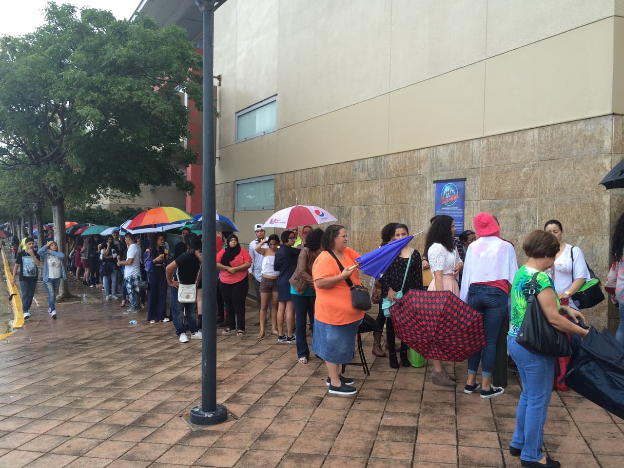 Las audiciones de La Banda comenzaron viento en popa en Puerto Rico. Cientos de chicos y chicas llegaron desde muy temprano a probar su suerte. Ni la lluvia impidió que hicieran largas filas.