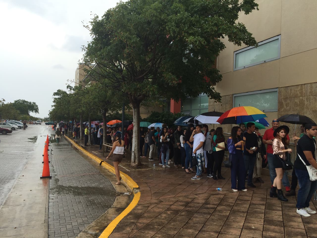 Las audiciones de La Banda comenzaron viento en popa en Puerto Rico. Cientos de chicos y chicas llegaron desde muy temprano a probar su suerte. Ni la lluvia impidió que hicieran largas filas.