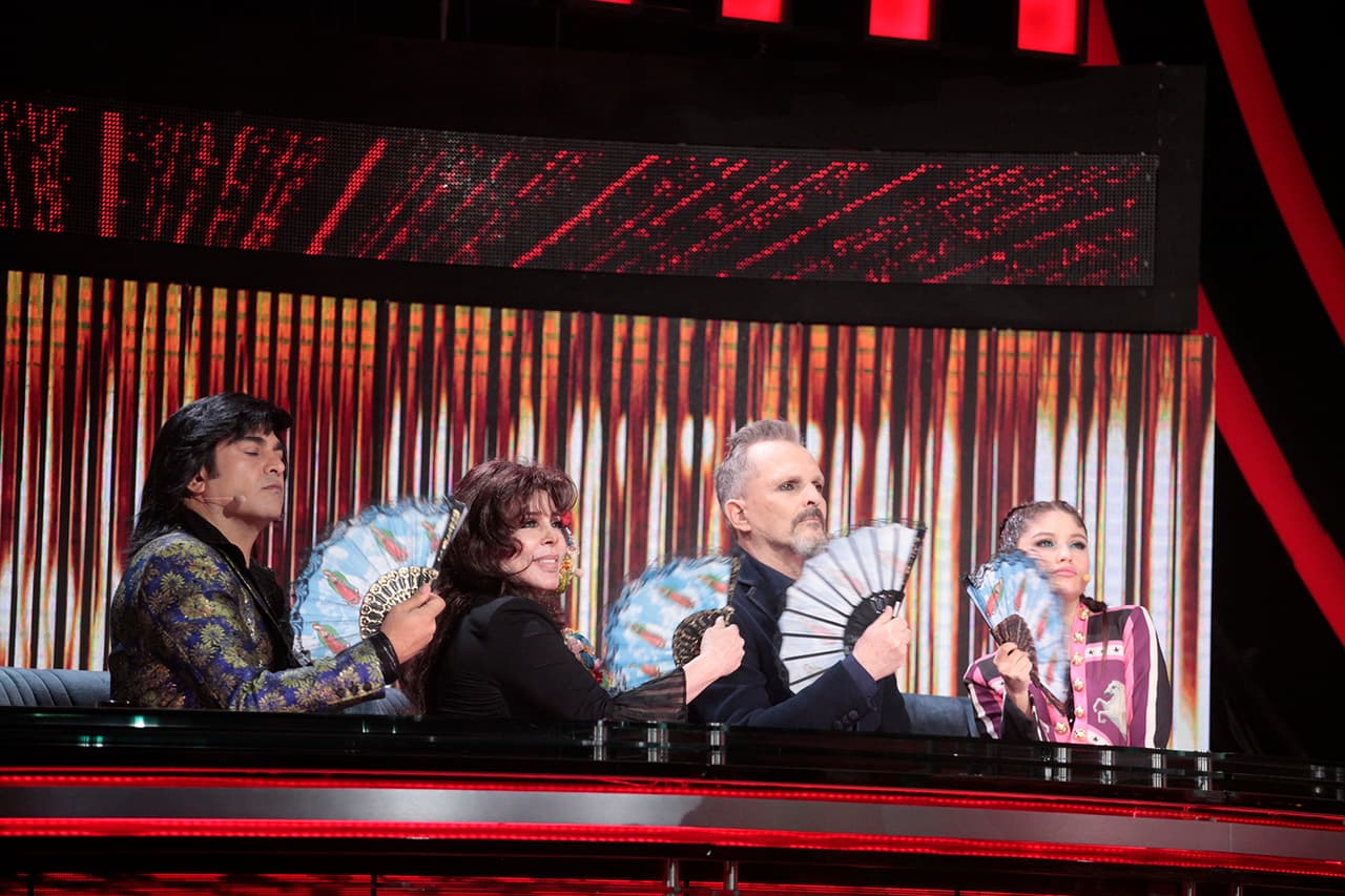 La producción le repartió abanicos a Karol Sevilla, Miguel Bosé, Verónica Castro y Albertano, que en principio les funcionaron para ventilarlos y después como el complemento perfecto para posar para la foto.