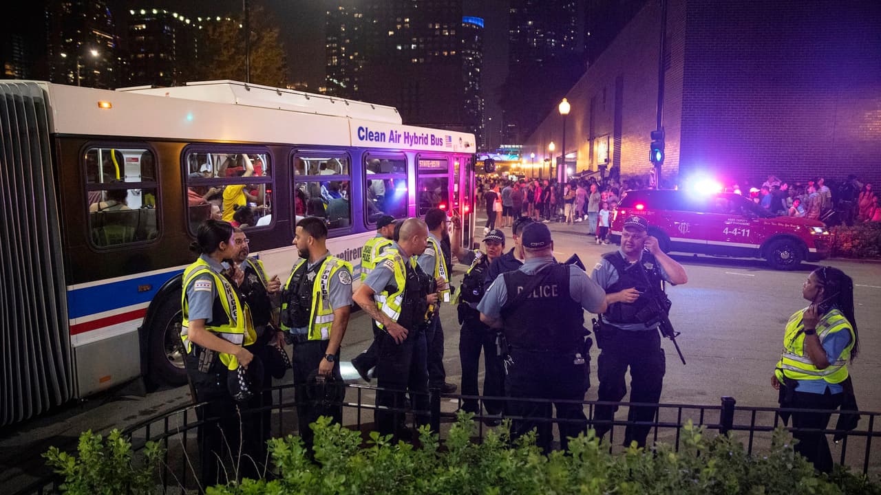 En esta foto, los oficiales del Departamento de Policía de Chicago y bomberos respondieron al evento para evacuar la ubicación.