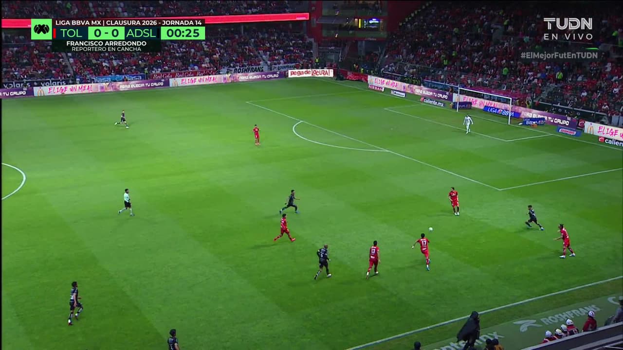 Arranca el partido y la pelota está en juego.