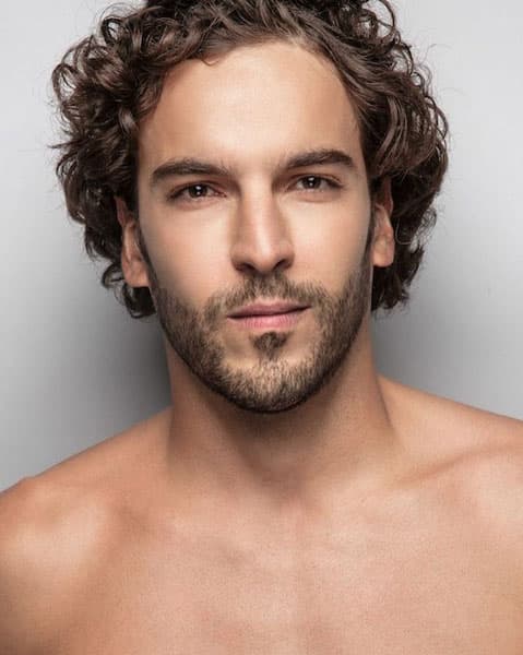 Es brasileño y tiene 33 años, acapara las miradas por donde quiera que pasa.