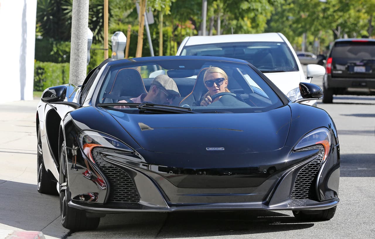 <b>Paris Hilton - McLaren 650s</b>
<br>
<br>La colección de autos de Paris Hilton es amplia. Entre los modelos que posee encontramos un Ferrari California, Lexus LFA y este McLaren 650S, en el que se le pudo ver en 2014. El auto tiene un precio estimado de 280,000 dólares. Cuenta con un motor V8 de 3.8 litros y 650 caballos de fuerza.