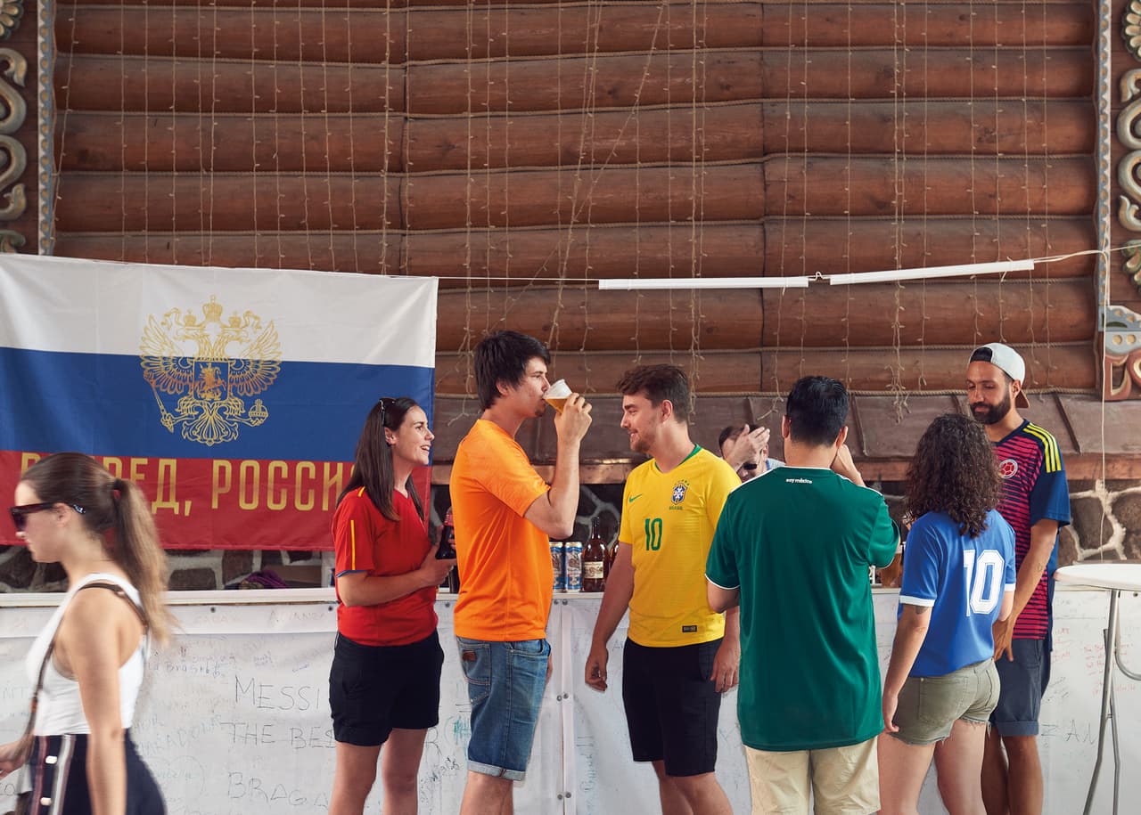 Un estudio reciente del Center for Independent Social Research asegura que 
<a href="https://www.reuters.com/article/us-russia-lgbt-crime/lgbt-hate-crimes-double-in-russia-after-ban-on-gay-propaganda-idUSKBN1DL2FM">los crímenes de odio contra la comunidad LGBT se han duplicado en Rusia desde 2013</a>, mientras que Human Rights Watch ha denunciado que "la policía rusa falla a la hora de prevenir el acoso o al investigar crímenes contra la comunidad", haciendo referencia a los informes de que al menos 100 gays han sido detenidos y torturados en Chechenia.