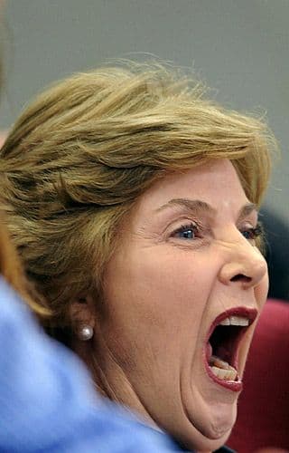 La ex primera dama, Laura Bush, bosteza durante un juego de baloncesto entre la selección femenina de basquetbol de EEUU y la República Checa en los Juegos Olímpicos de Beijing, el 9 de agosto de 2008.