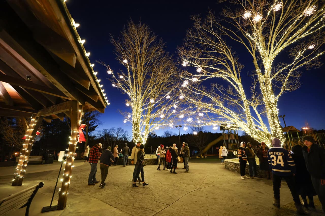 <b>Blowing Rock</b>
<br>
<b>Sitio web</b>:
<a href="https://blowingrock.com/christmas-park/">https://blowingrock.com/christmas-park/</a>
<br>
<b><a href="https://maps.app.goo.gl/LQ5SA4ZPDbtjFs4K7">Cómo llegar</a> </b>
<br>
<br>Blowing Rock inicia la temporada navideña con el evento Christmas in the Park & Lighting of the Town, que incluye fotos y visitas con Santa, música en vivo, juegos de carnaval y encendido de la exhibición de luces el viernes después del Día de Acción de Gracias.