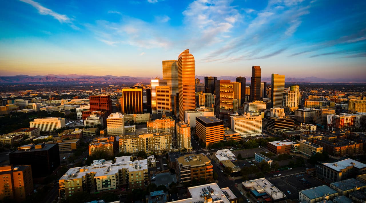 <b>En Denver, Colorado</b>
<br>
<br>🔘 El ingreso medio en esta ciudad es de $72,661 al año.
<br>🔘 El ingreso que se recomienda tener para poseer una casa es de $116,797.80
<br>🔘 El ingreso que se recomienda tener si vas a alquilar una vivienda es de $79,501.80