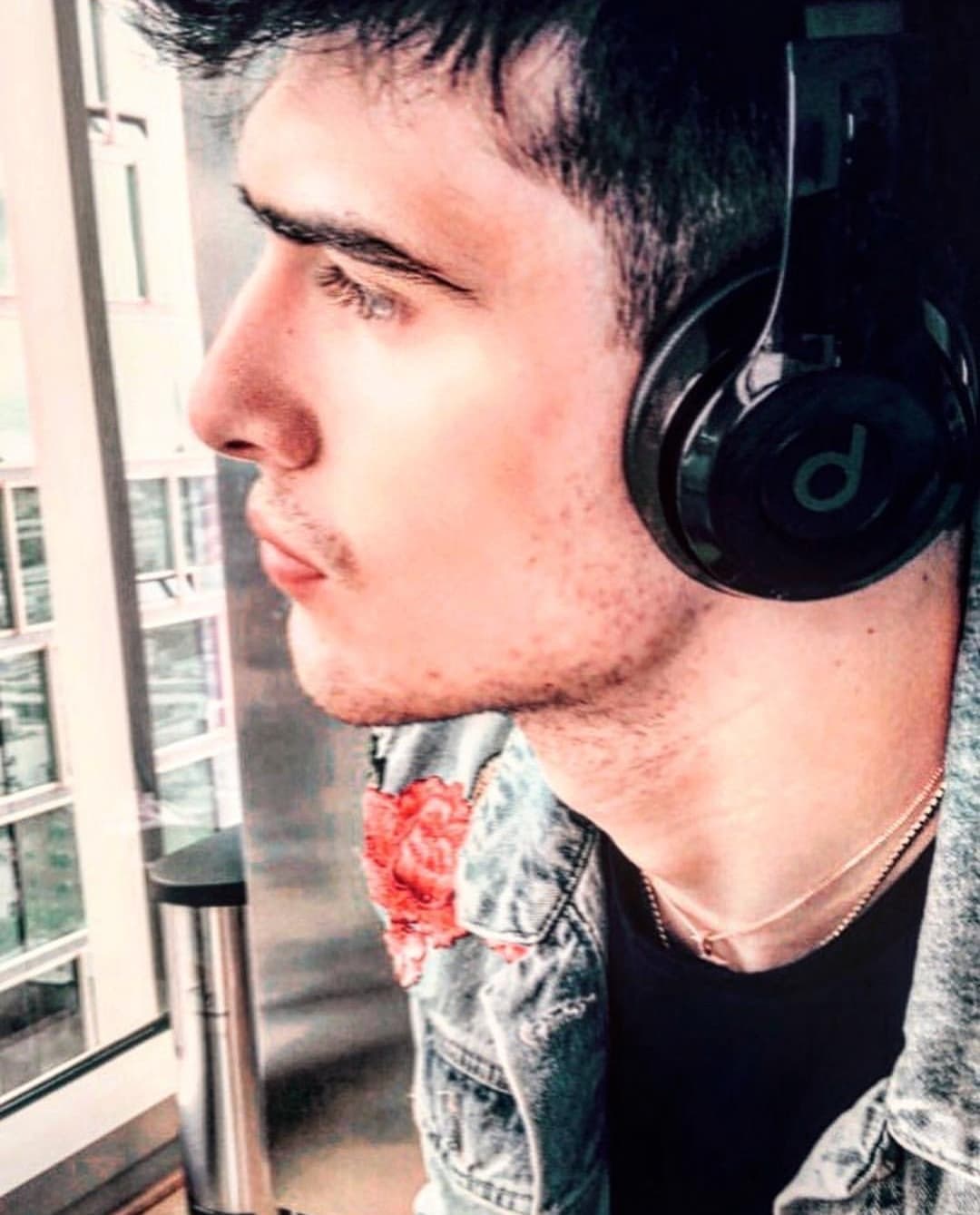 A pesar de tocar este tema tan controversial, Adriel terminó la entrevista deseando a todos sus seguidores que tomen el lado positivo de la vida y se despidió cantando una parte de su nuevo sencillo musical.
<br>