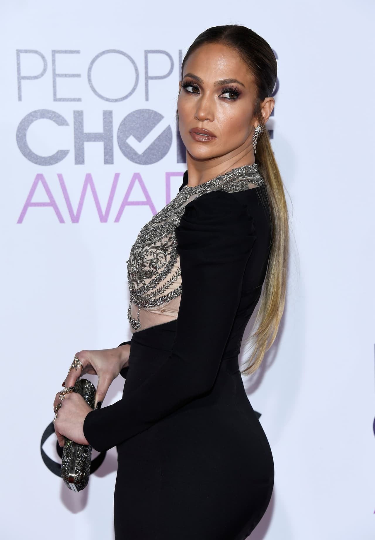 'No es cierto que lo tenga asegurado como se dice', dijo la bailarina al presentador James Corden en el programa 'Carpool Karaoke'. 'Creo que hay un sitio en Reino Unido
<b> </b>donde puedes asegurar ciertas cosas, ciertas partes de tu cuerpo y todo eso. Eso me han dicho, pero en Estados Unidos creo que no existe. Sería raro... A ver, puedes asegurar tus manos, sin embargo, sería raro asegurar en concreto tu trasero", comentó la cantante al presentador
<b> </b>James Corden en su programa'Carpool Karaoke', destacando 'no es cierto que lo tenga asegurado como se dice', echando por tierra la leyenda.