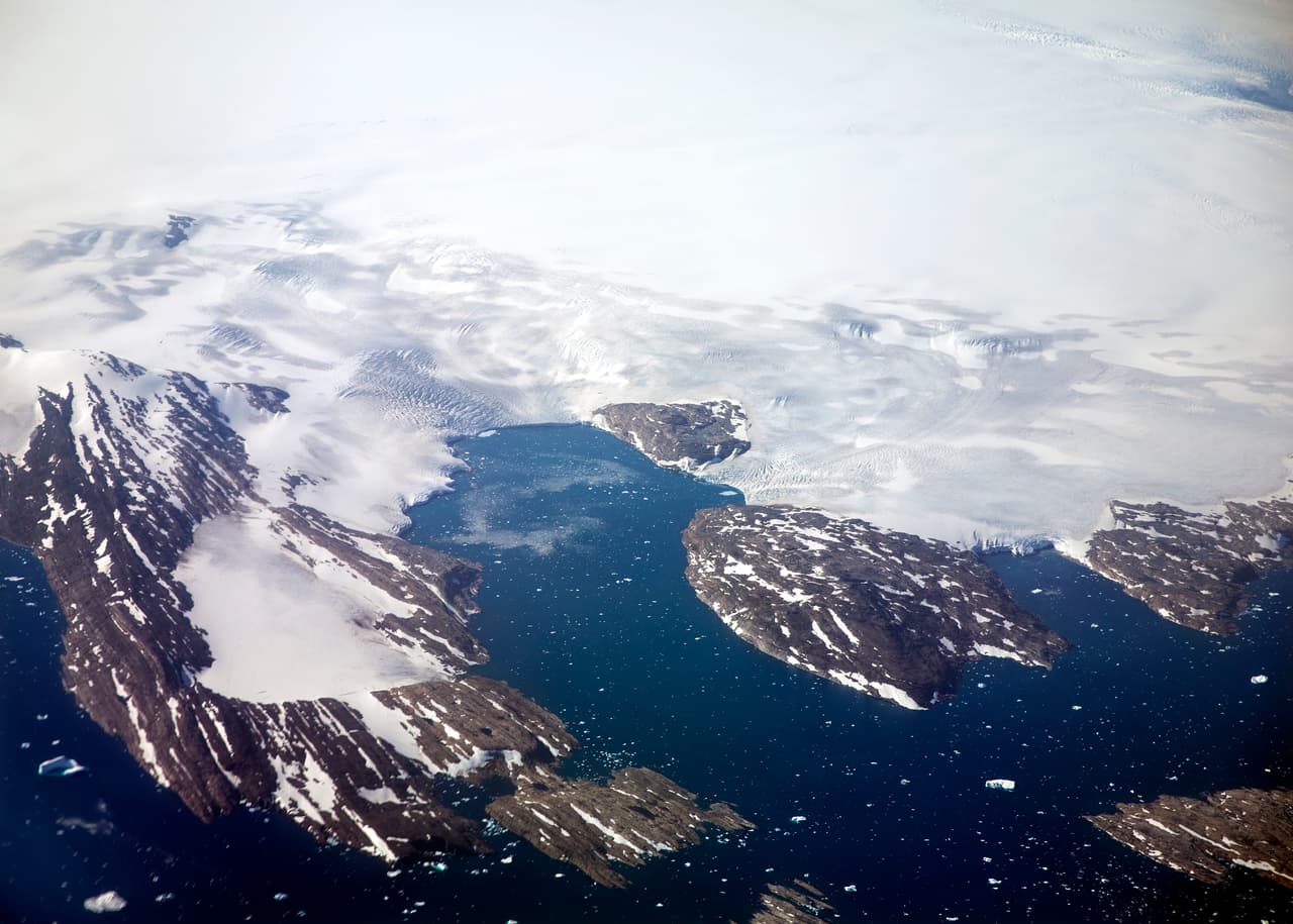 Los científicos han estado monitoreando la capa de hielo de Groenlandia desde 2002, cuando la NASA y Alemania unieron sus fuerzas para lanzar el proyecto GRACE. Esta investigación recopiló entre 2002 y 2016 datos que descubrieron que la cantidad de hielo que perdió Groenlandia aumentó aproximadamente 0.03 pulgadas el nivel del mar cada año. La fotografía es de un glaciar al sureste de la isla.