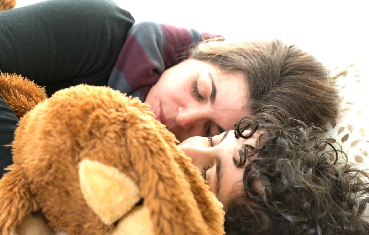 ¿Las mamás necesitan dormir más que los hombres?