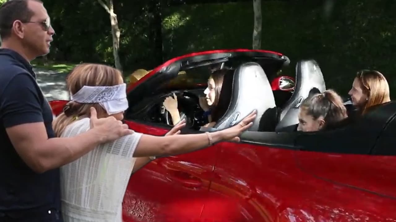 En julio de ese mismo año, la 'Diva del Bronx' cumplió su quinta década de vida, y su prometido la sorprendió con un lujoso Porsche convertible rojo. La hija mayor del exbeisbolista condujo el carro hasta ponerlo frente a los ojos de Jennifer.