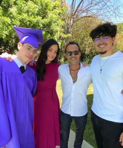 Ahora, es el gran orgullo de la modelo: "Eres un luchador, nada te detiene... Mi niño de voluntad fuerte, mi niño enérgico, mi Leo poderoso, inteligente. Siempre enseñándome a ser fuerte, valiente y a nunca retroceder", le escribió junto con esta foto de su graduación en junio de 2021.