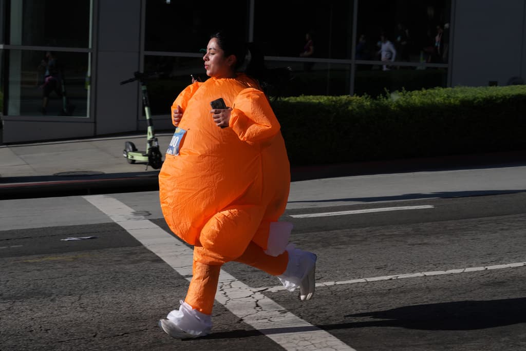 El evento de Los Ángeles demostró la capacidad de la ciudad para movilizar recursos comunitarios. Los participantes queman entre 300 y 500 calorías en un recorrido de 5K, según estimaciones de expertos en actividad física.