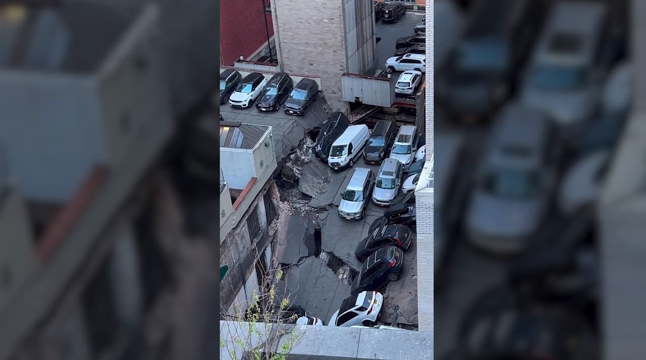 Los bomberos están buscando personas que podrían haber quedado atrapadas entre los escombros del estacionamiento de varios pisos que se derrumbó la tarde de este martes.