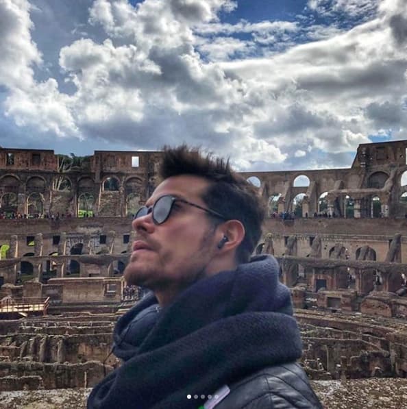 No podía dejar de posar junto a las ruinas del Coliseo romano.