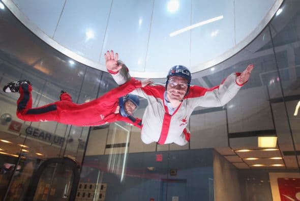 Pero espera, si quieres hacer piruetas en el aire tendrás que ser experimentado. Algunas personas son capaces de hacer giros después de su primer vuelo.