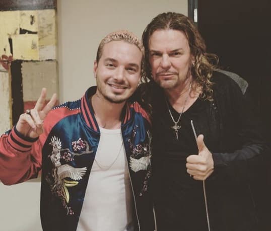 J Balvin se presentó en la ciudad de Guadalajara, en México, y Fher de Maná le dio la sorpresa, llegó al camerino para saludarlo y tomarse una selfie.