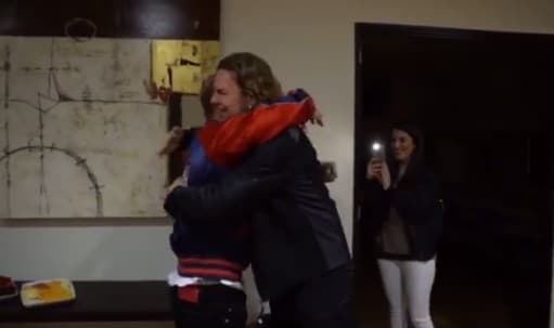 El reggaetonero compartió tambipen un video en donde se puede ver a ambos cantantes dándose un emotivo abrazo.