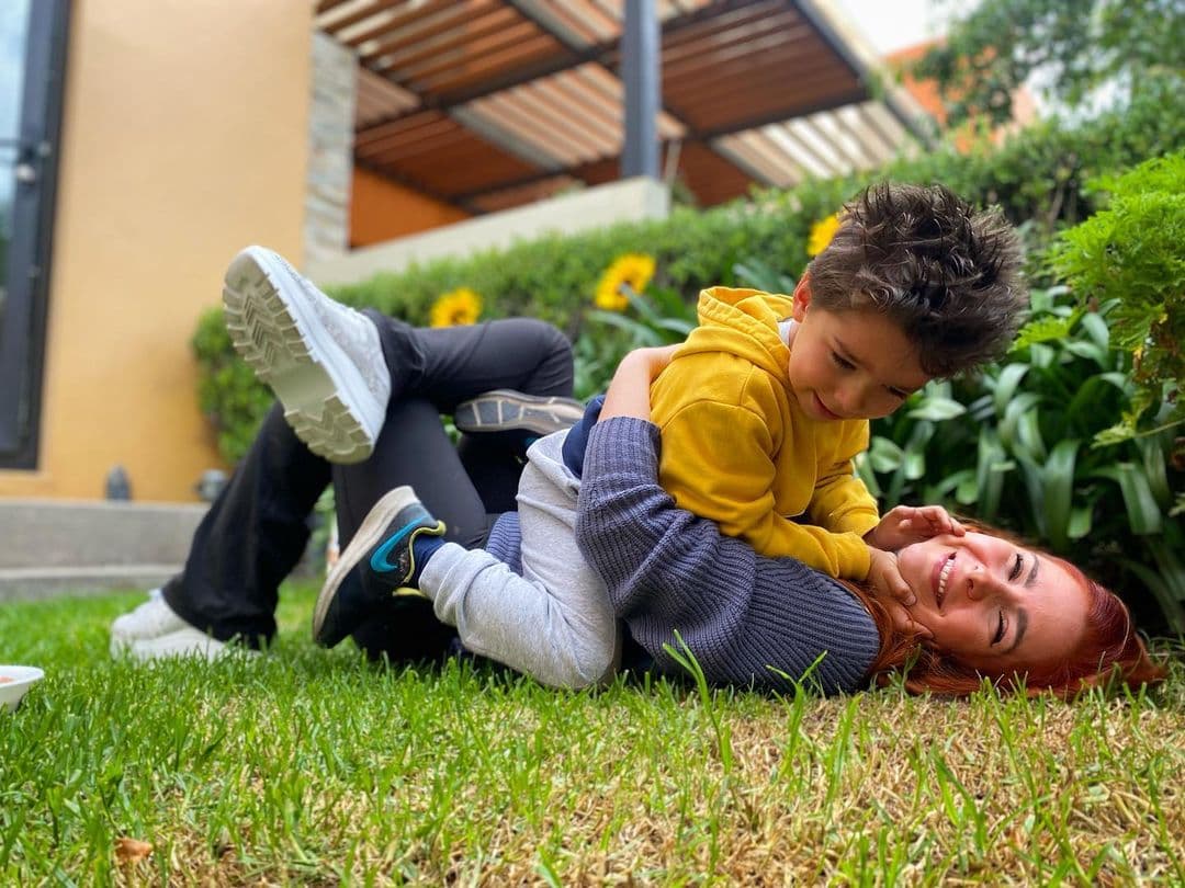 A muchos de sus seguidores les encantó la imagen, pero a otros no les pareció correcta y comentaron cosas como “pobre niño” y “llévalo a convivir mucho con niños, quizás está conviviendo mucho con mujeres y empiezan a imitar lo que ven”.