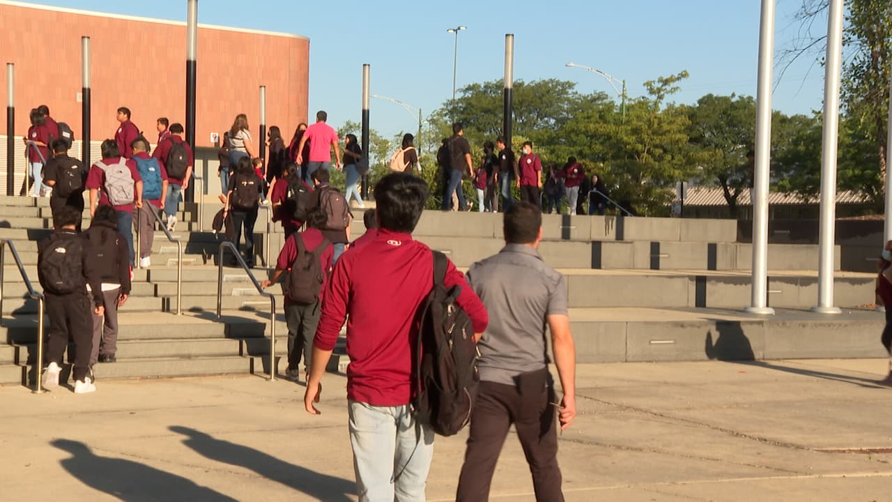 Son varios retos a los que se enfrenta el tercer distrito escolar más grande del país con 330 000 estudiantes con el 46.6% de estudiantes hispanos para el año escolar 2021-2022. Entre los retos que afrontan son la falta de maestros y educadores en las aulas de clase, también, la falta de conductores de buses. En conferencia de prensa, el Sindicato de Maestros CTU expresó sus preocupaciones por el tamaño de las clases y la falta de personal.