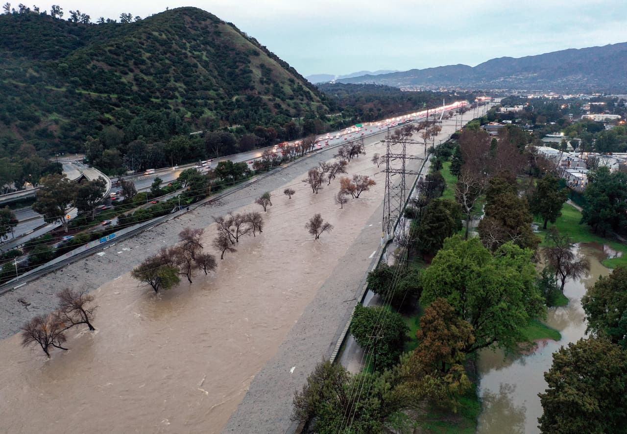 Las inundaciones llegaron y también miles de personas fueron evacuadas de sus hogares, y las carreteras despertaron ahogadas.