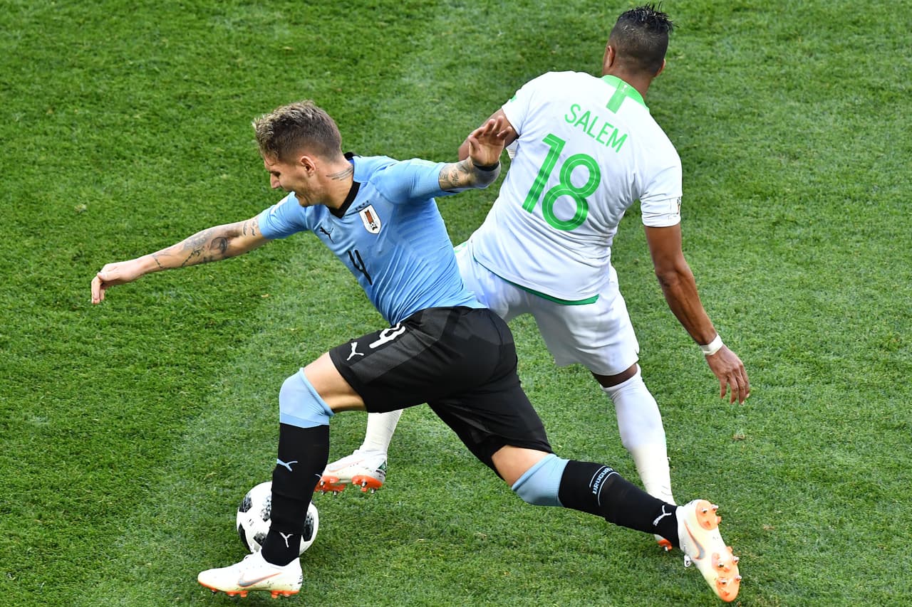 Arabia Saudita empezó a dar pelea para buscar la igualdad y complicó a Uruguay, pero se fue al descanso debajo del marcador.