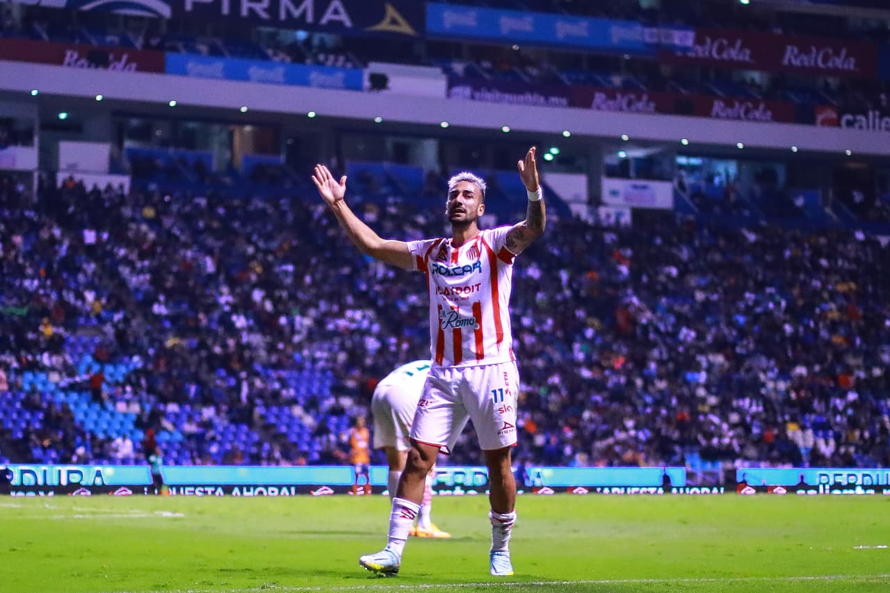Necaxa evitó la derrota en el inicio de la Jornada 9 ante Puebla con un gol tardío de Agustín Oliveros que silenció el Estadio Cuauhtémoc. La Franja inició ganando con un tanto de Martín Barragán al minuto 15. Pero Facundo Batista encontraría el empate en el amanecer del segundo tiempo. Después Jordi Cortizo daría la vuelta para Puebla con un golazo que fue opacado por la acción de Oliveros.
