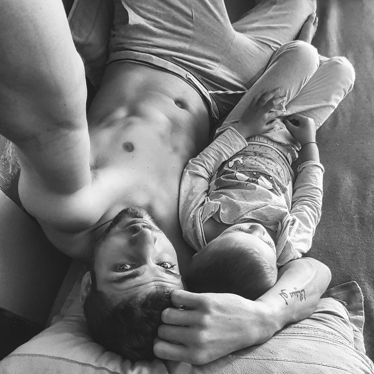 Con tan sólo 4 años de edad se ha robado las miradas de las redes sociales, ya que nos ha sorprendido con la misma galanura que su papá.