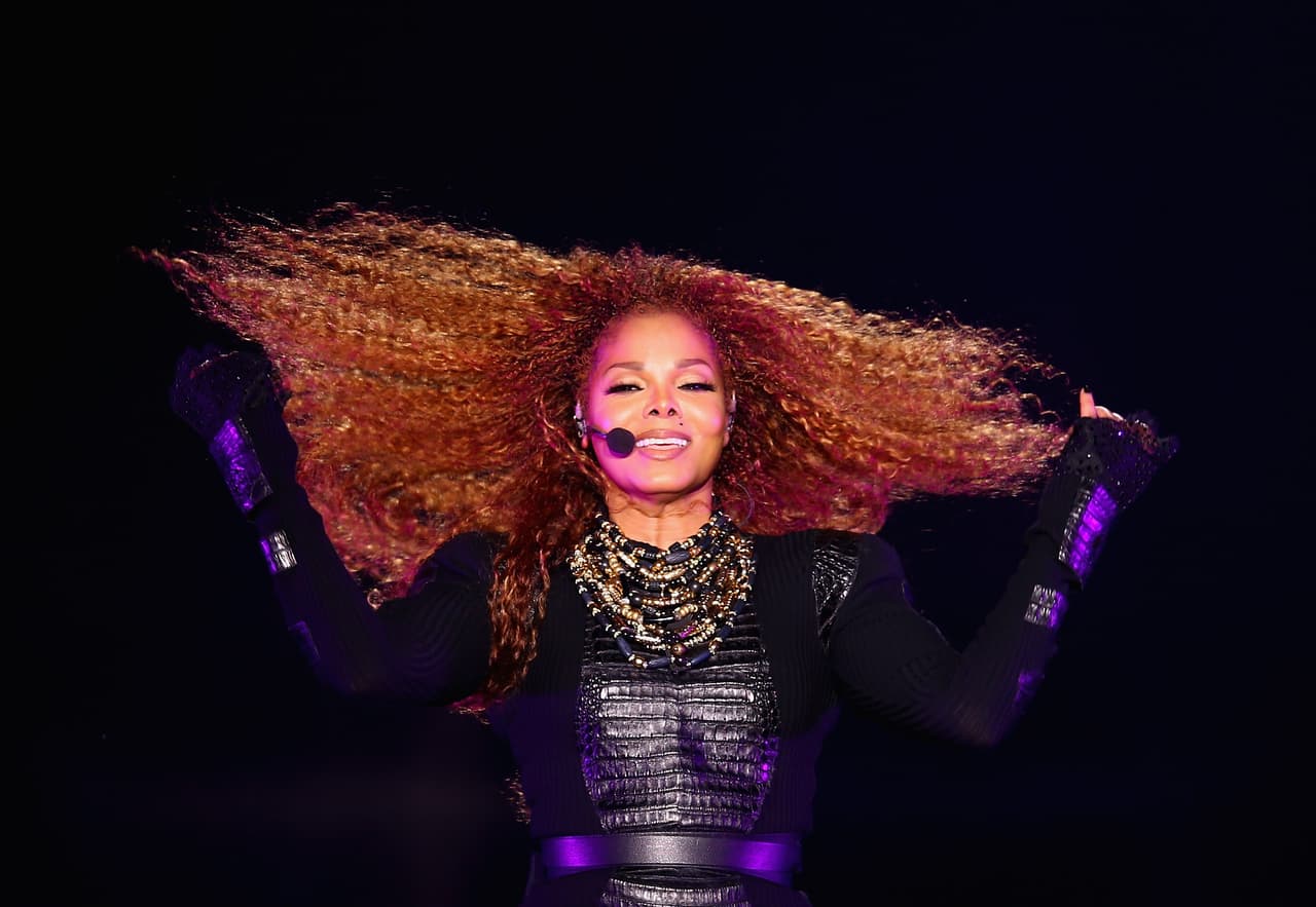Sin embargo, su hermana,
<b>Janet Jackson</b>, también se convirtió en un ícono de la música pop en los 80 y llegó a ser una de las artistas mejor pagadas de la industria.