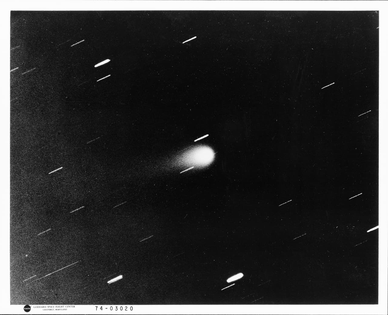 El cometa
<b> Kohoutek fue fotografiado por un miembro de la tripulación Skylab4 en diciembre de 1973</b>, desde la estación espacial Skylab. 
<br>