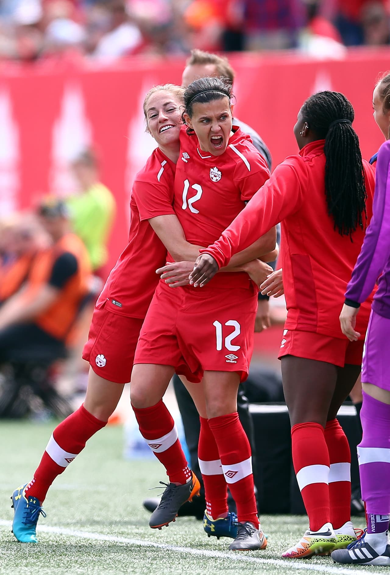 Mientras tanto, la selección
<b>femenina</b> de fútbol ha tenido seis participaciones en los Mundiales, logrando incluso el cuarto lugar en la Copa del Mundo de Estados Unidos 2003.
<br>