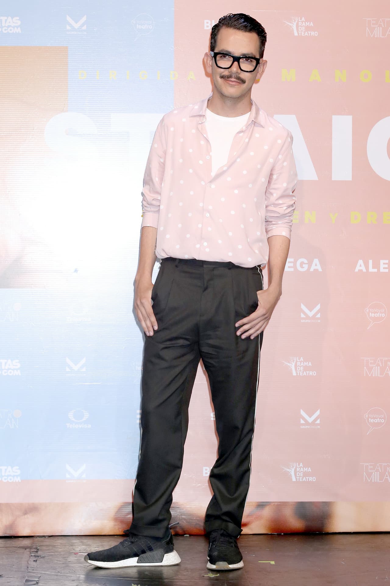 Pero el pasado 23 de junio, Manolo Caro dio una entrevista presentada en el show mexicano 'Chismorreo' en donde dijo que Verónica Castro abandonó la producción por la influencia de gente cercana y que tomó la decisión cuando dieron a conocer que otros personajes tomarían más importancia en el proyecto.
<br>