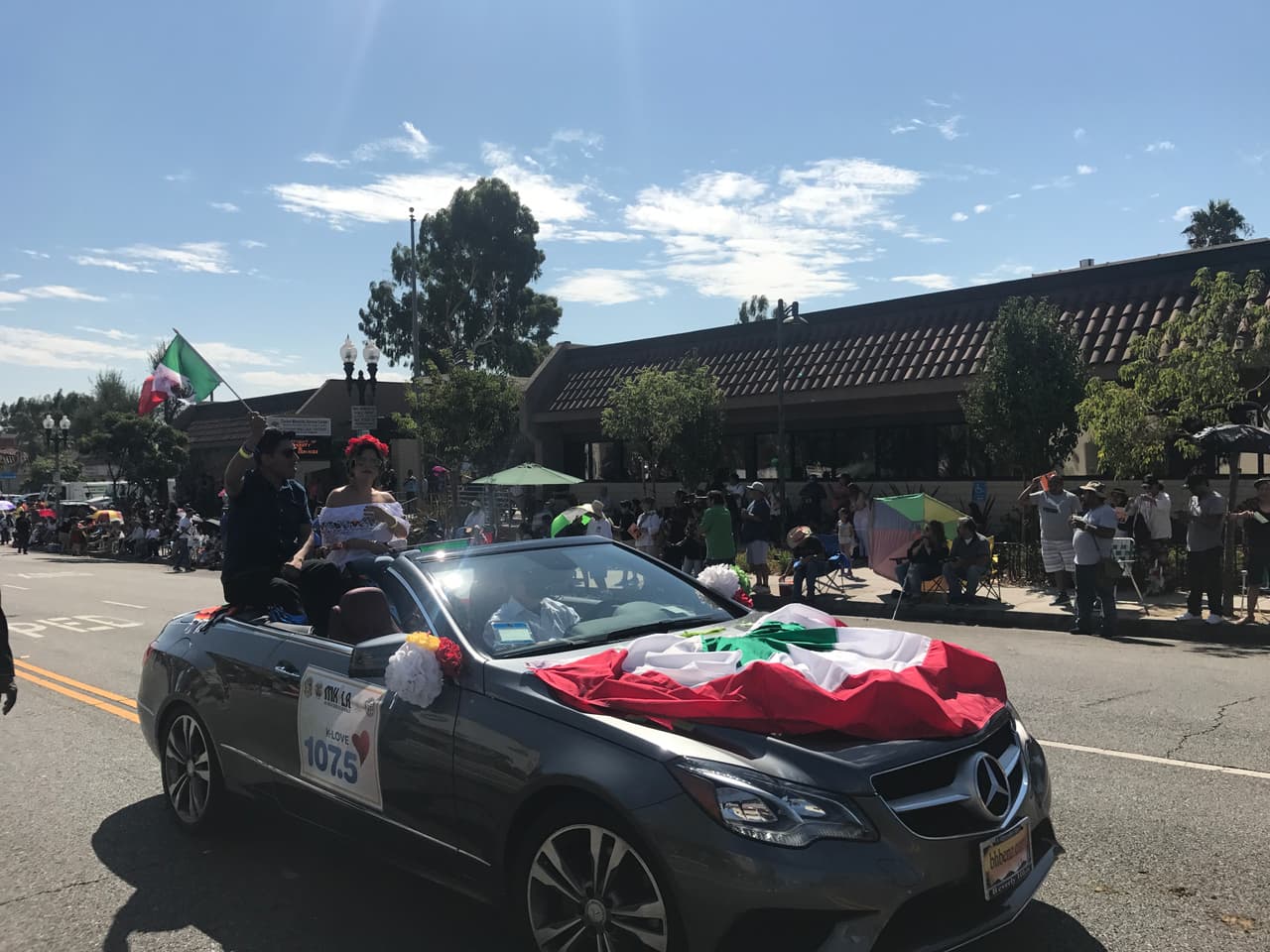Erika Reyna acompañó a otros locutores y talentos de Univision durante una caravana para celebrar las 'Fiestas Patrias' en el sur de California.