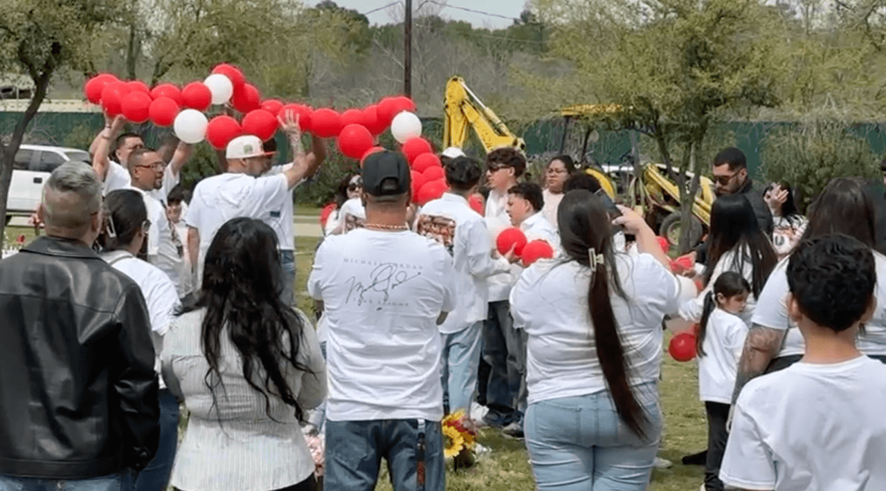 Durante la conferencia de prensa que se realizó este 8 de marzo, el Sheriff del condado Harris, Ed Gonzalez, explicó que el niño Carlos 
<b>"es un héroe" </b>porque apenas 
<b>escuchó un ruido fue al cuarto a ver si estaban bien sus hermanas</b>, y sirvió de escudo para que las balas no las impactaran a ellas también.